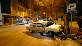 Bilecik’te ağaca çarpan sürücü aracını bırakarak kaçtı