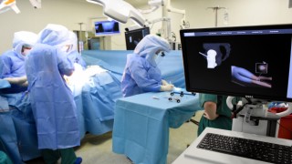Bursa’da robotik cerrahiyle 100’ü aşkın ortopedi hastası sağlığına kavuştu