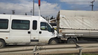 Bursa’da minibüsün kamyonete çarptığı kazada 4 kişi yaralandı