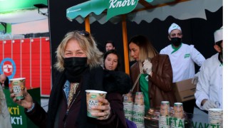 Knorr İstanbul sokaklarında iftar vakti sıcak çorba ikram ediyor