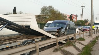 Kocaeli’de refüje çarpan hafif ticari aracın sürücüsü yaralandı
