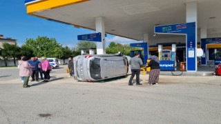 Sakarya’da bir aile aracın kendilerine çarpmasından saniyelerle kurtuldu