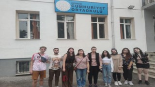 Edirne’de üniversite öğrencileri proje kapsamında bir okulun duvarlarını renklendirdi