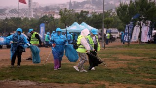 Kocaeli’de gönüllüler kıyıda, dalgıçlar denizde temizlik yaptı