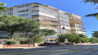 Kartal’da çatısında çökme oluşan apartman boşaltıldı