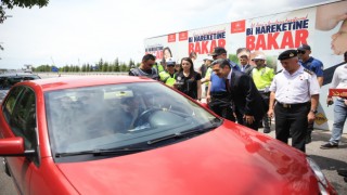Kırklareli Valisi Birol Ekici, trafik denetiminde durdurulan sürücülerle bayramlaştı