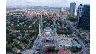 Kocaeli’de boya fabrikasında çıkan yangına müdahale ediliyor