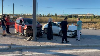 Kocaeli’de hafif ticari araçla otomobilin çarpışması sonucu 3 kişi yaralandı