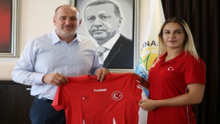 Milli güreşçi Buse Tosun Çavuşoğlu, Çınarcık Belediyesini ziyaret etti
