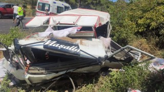 Çanakkale’de yem yüklü kamyon kaza yaptı, 2 kişi yaralandı