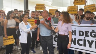 İstanbul’da bir grup öğrenci, okudukları özel üniversitede yapılan zamları protesto etti