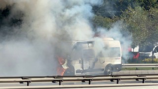 Kocaeli’de seyir halindeki işçi servisinde çıkan yangın söndürüldü