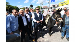 Çanakkale’de güreş ağası katırla getirdiği 1 milyon 17 bin lirayı belediye başkanına teslim etti