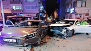 Kocaeli’de iki otomobilin çarpıştığı kazada 3 kişi yaralandı