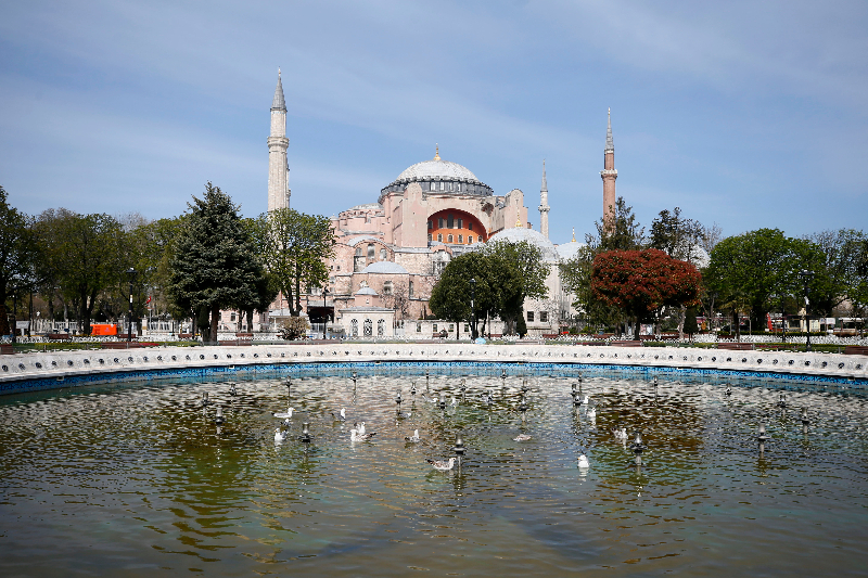 Sokağa çıkma kısıtlaması ikinci gününde Sultanahmet Meydanı