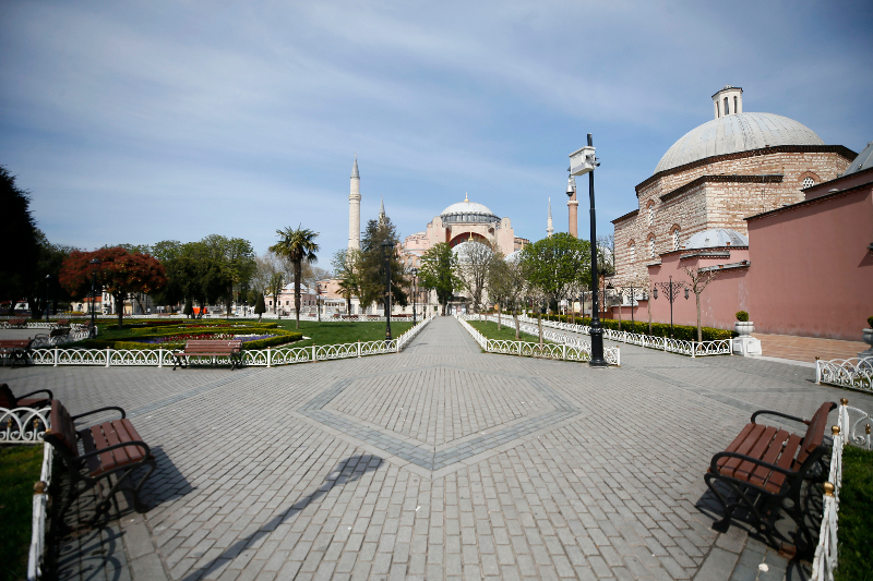 Sokağa çıkma kısıtlaması ikinci gününde Sultanahmet Meydanı
