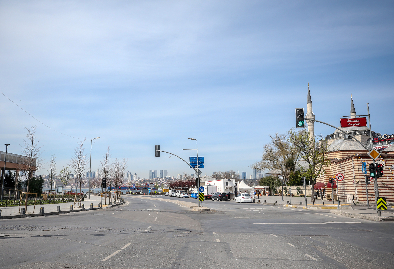 Sokağa çıkma kısıtlaması ikinci gününde Üsküdar Meydanı