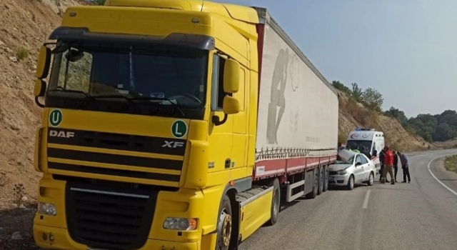Dursunbey’de otomobil tıra çarptı: 1 yaralı