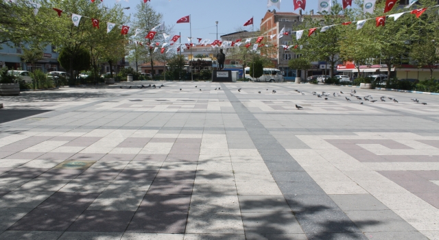 Manyas’ta tam kapanma nedeniyle meydan ve sokaklar boş kaldı