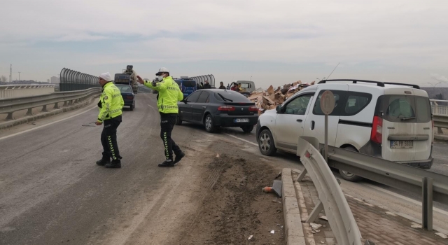 Kocaeli’de devrilen hurda kağıt yüklü kamyon ulaşımı aksattı