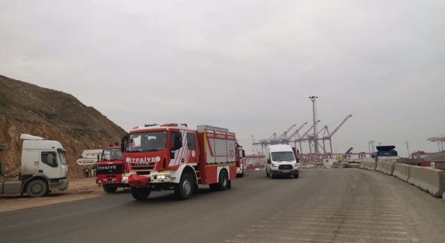 Kocaeli’de çelik fabrikasının malzeme deposunda çıkan yangın söndürüldü