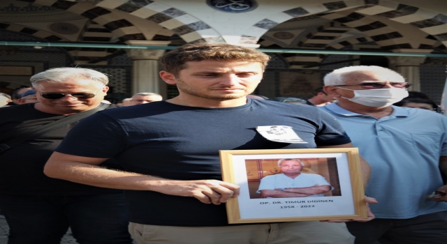 Bursa’da böbrek yetmezliğinden ölen emekli hekim son yolculuğuna uğurlandı