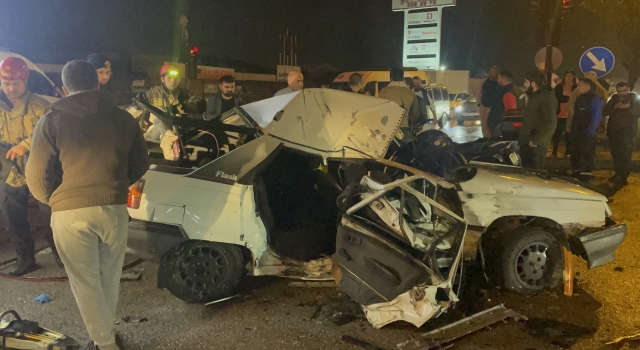 Bursa’da kamyonetle çarpışan otomobildeki 2 kişi yaralandı