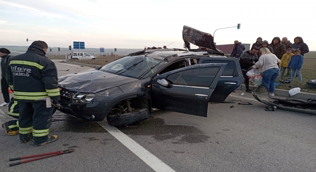 Tekirdağ’da hafif ticari araç ile otomobilin çarpıştığı kazada 3 kişi yaralandı