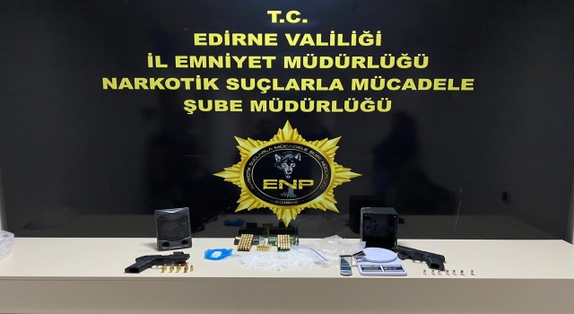 Edirne’de otomobilde uyuşturucu ve silah bulunan şüpheli yakalandı