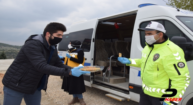 Karantina süresi dolan kadın polis ve sağlık çalışanlarına baklava ikramı