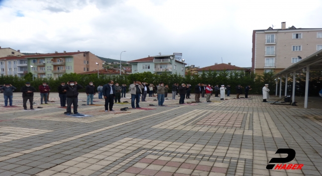 Bilecik ilçelerinde salgın sonrası ilk kez cuma namazı kılındı