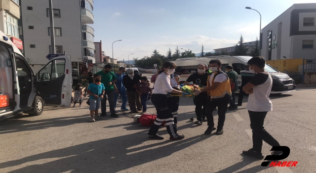 Bilecik'te caddede oyun oynayan çocuğa otomobil çarptı