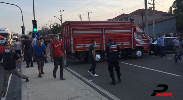 Edirne'de trafik kazası sonrası bir grup, yolu trafiğe kapattı