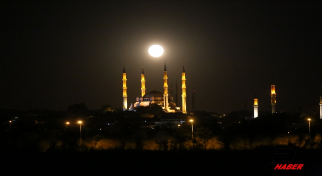 Fotoğraf tutkunları minareler arasında dolunayı ölümsüzleştirdi