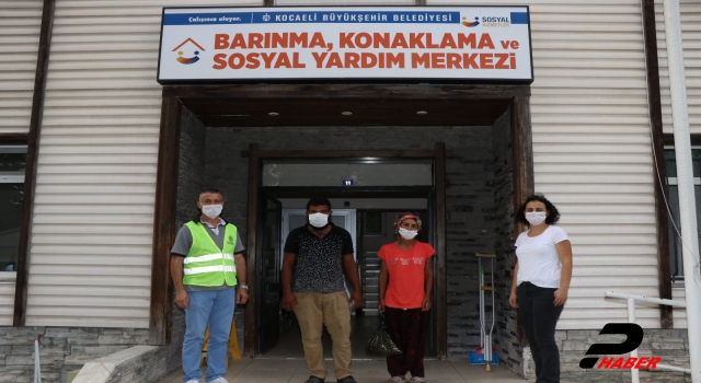 Kocaeli'de kirayı ödeyemedikleri için evden çıkarılan aile barınma merkezine yerleştirildi