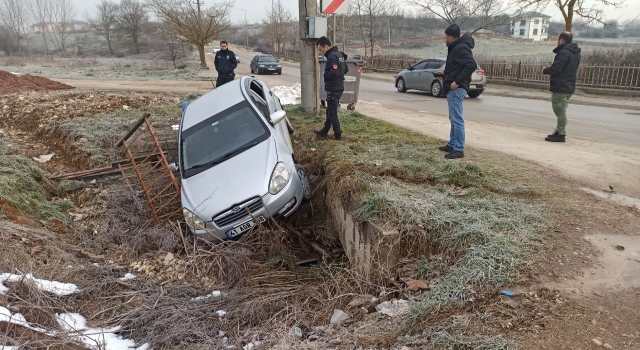 Kocaeli’de kaza yapan sürücü kiralık otomobili bırakıp kaçtı