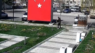 Kırklareli’nde tören alanındaki demir süslerin çalınma anı güvenlik kamerasına yansıdı
