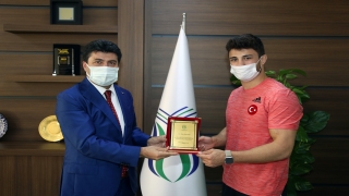 Avrupa Güreş Şampiyonası’nda gümüş madalya kazanan Başar, mezun olduğu okulu ziyaret etti