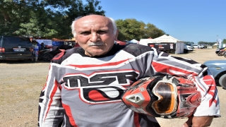 66 yaşında pistlerin tozunu attırıyor
