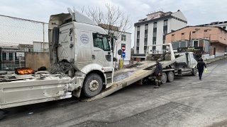 İstanbul’da kontrolden çıkan tır yan yola geçti