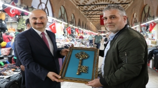 Batman’a atanan Vali Canalp’e Osmanlı yadigarı çarşının temsili anahtarı verildi
