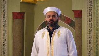 Bursa’da imam, namazda babasının geride bıraktığı engelli çocuğu ön safa aldı
