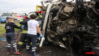 Edirne'de hafriyat kamyonu ile tır çarpıştı: 1 ölü