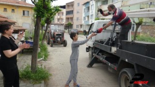 Çocukların ağaca takılan oyuncak dronesi belediye ekiplerince kurtarıldı