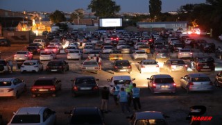 Edirne'de "Arabalı Sinema Gecesi" ile sinema keyfi arabalara taşındı