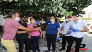 Gelibolu Belediyesi öğrencilere su ve maske, velilere de çay ikram etti