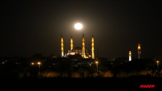 Fotoğraf tutkunları minareler arasında dolunayı ölümsüzleştirdi