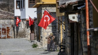 ”Bayraklı Köy”de muhtarın ay yıldız hassasiyeti