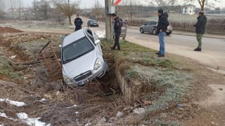 Kocaeli’de kaza yapan sürücü kiralık otomobili bırakıp kaçtı